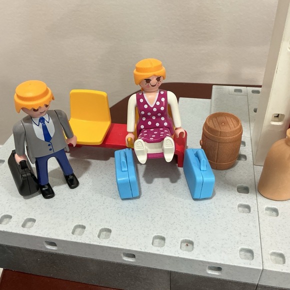 VTG Playmobil 4382 Double Platform Train Station - Newcastle - With Figures - Picture 6 of 9